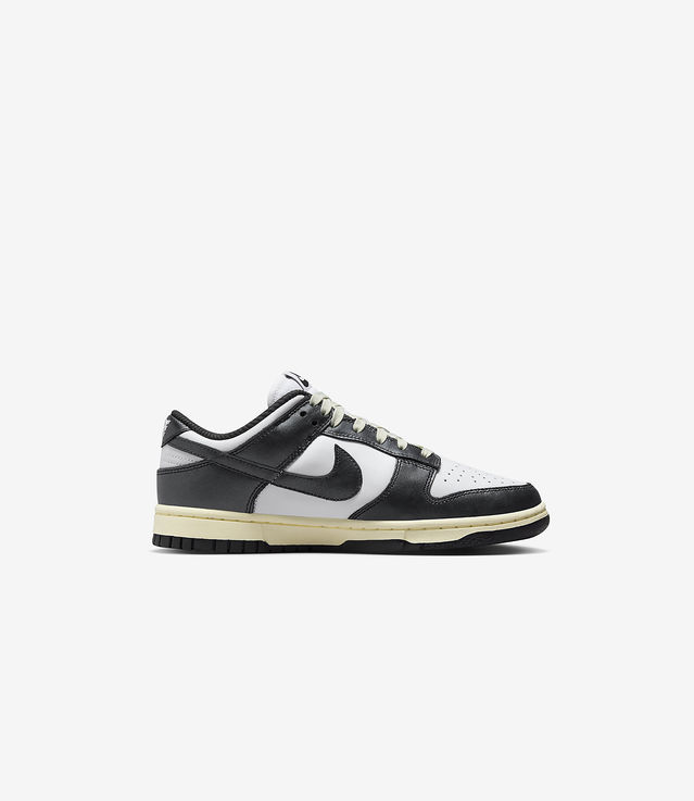 womens black and white nike dunks