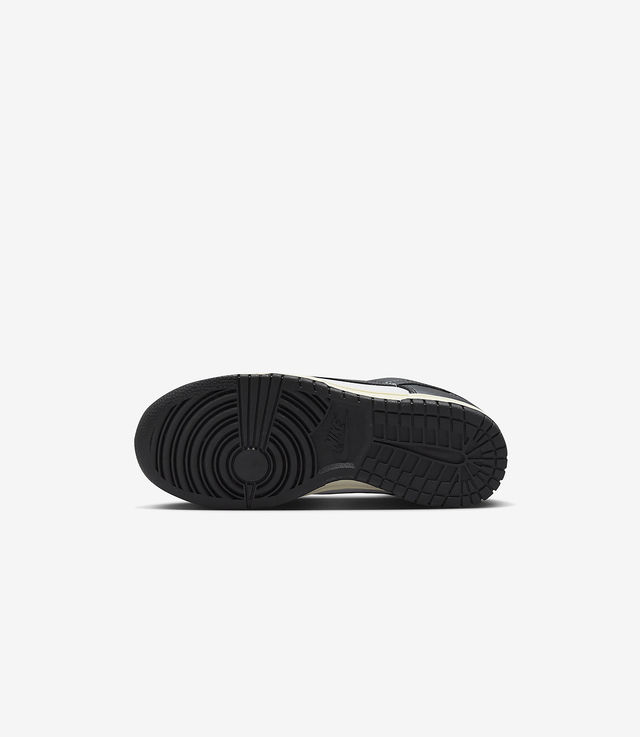 womens black and white nike dunks