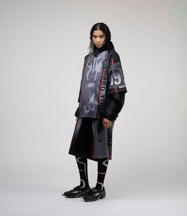 【関税込み】Umbro ブラック 98/99 'Hard Times' ジャージー Umbro - 98/99 Hard Times Top | HBX - Globally Curated